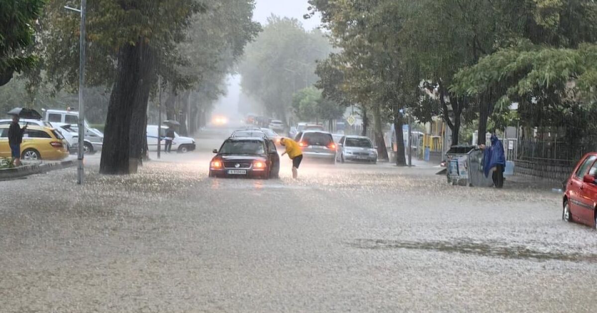 Обилни валежи и наводнения по Южното Черноморието. Кадри от платформата на