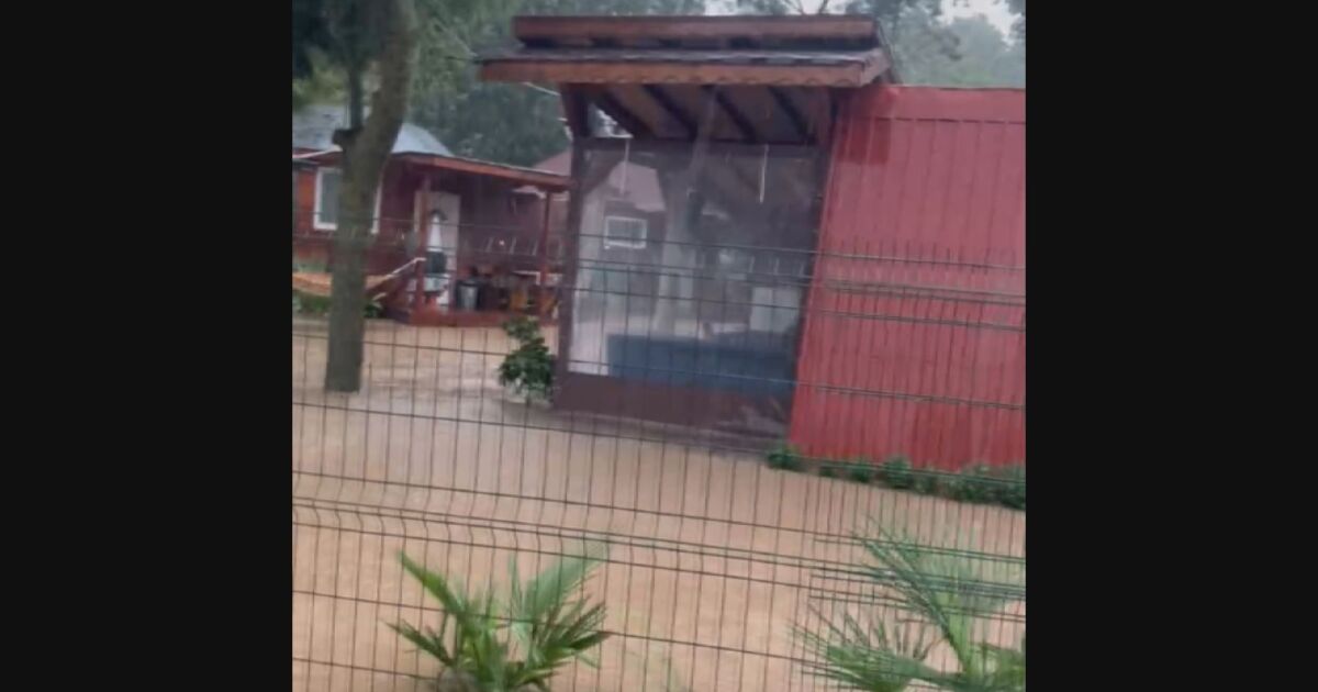 Залети бунгала, наводнен път и блокирани автомобили – такава е