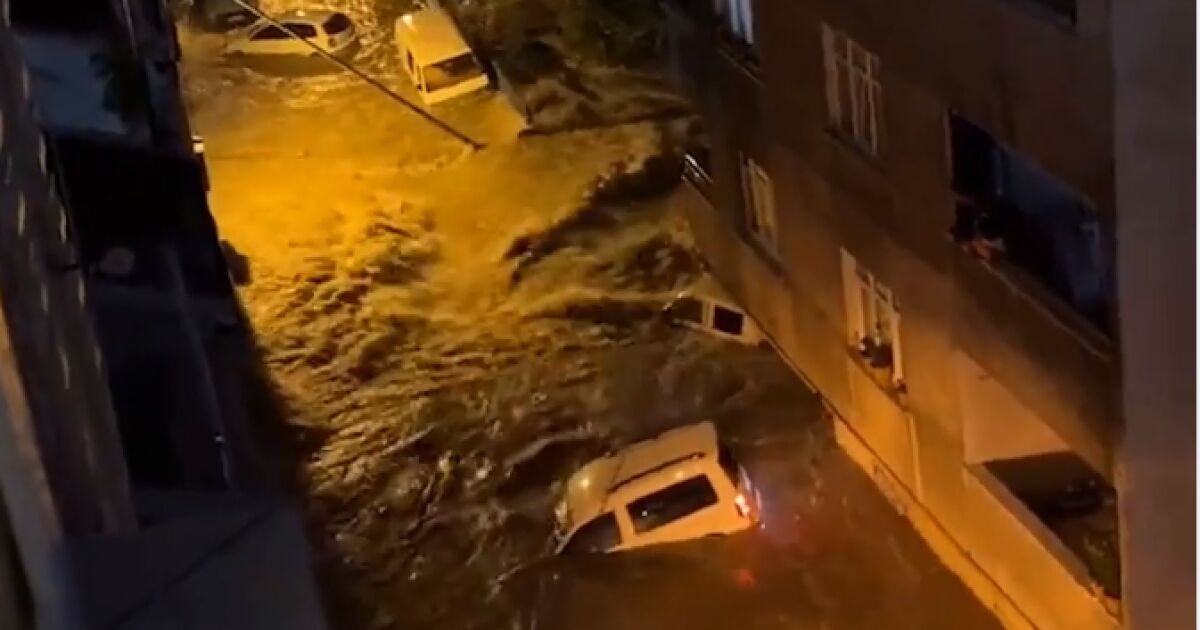 Проливни дъждове и наводнения и в турската столица Истанбул тази