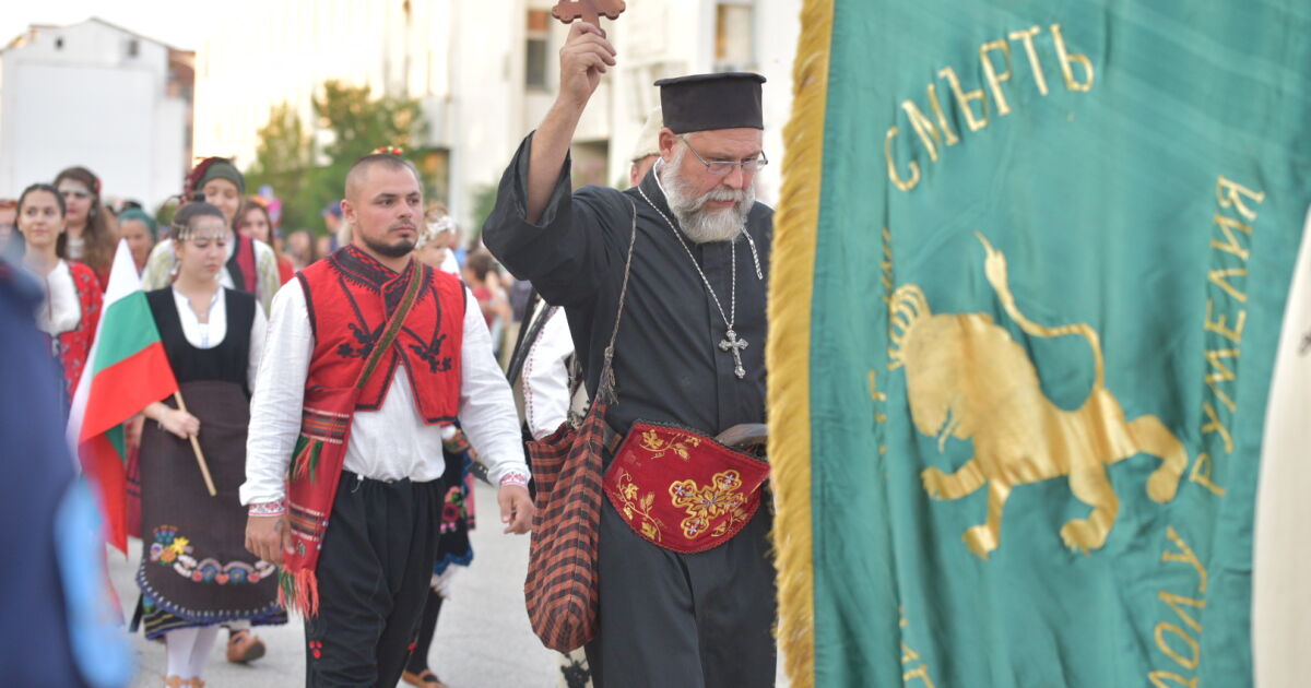 В знак на съпричастност към пострадалите от наводненията по Южното