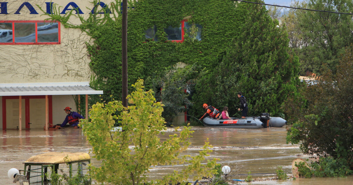 Сериозни наводнения с жертви има и в съседните Гърция и