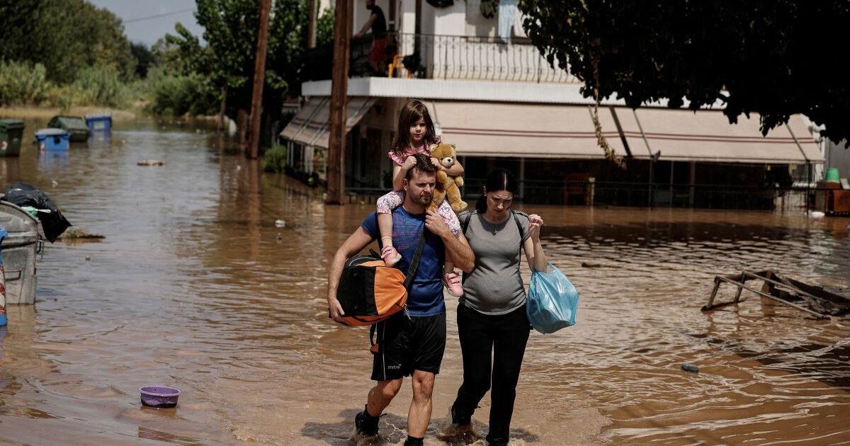Жертвите на наводненията в Гърция вече са 10. Валежите спряха,