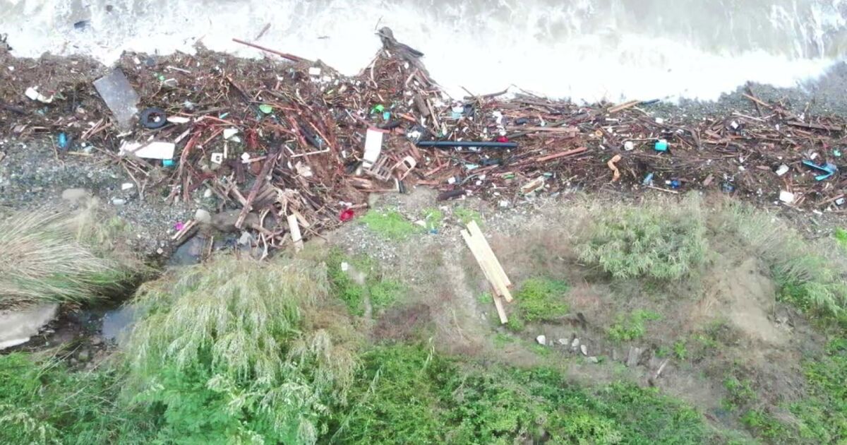 Големите наводнения по южното Черноморие вкараха в морето тонове боклуци.