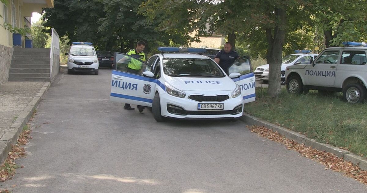 Полицаи от Ветово, Русенско, спасиха бебе на 6 дни. Детето