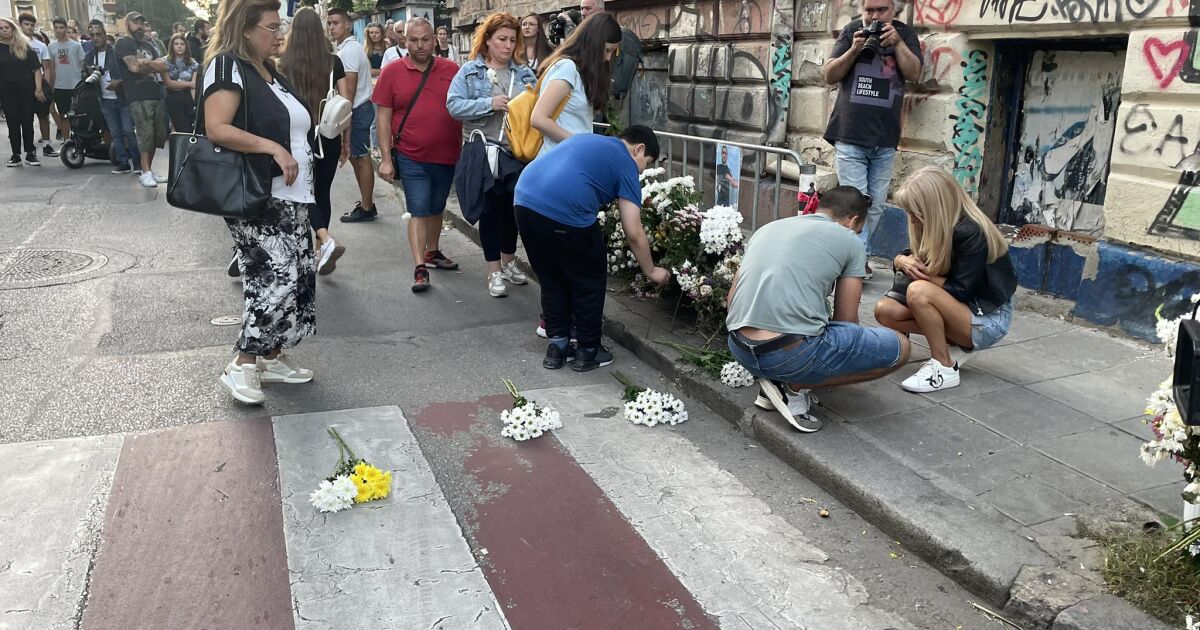 Родители и близки на убити на пътя деца се събират