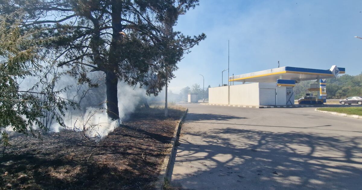 Пожар избухна на метри от бензиностанция в Казанлък. Няма евакуирани хора.