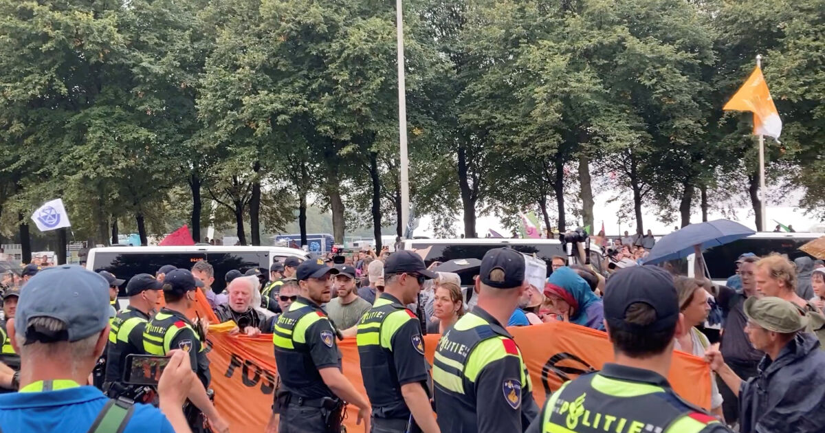 Повече от три хиляди екоактивисти в Нидерландия са арестувани снощи.