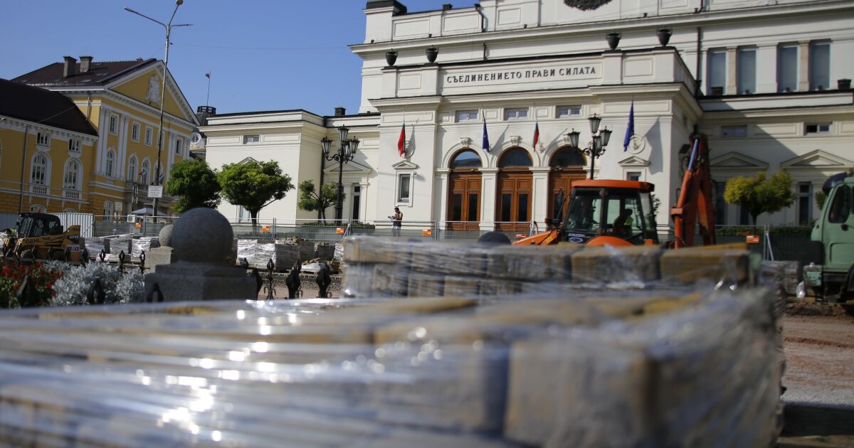 Остава затворено движението по централния булевард Цар Освободител в София.Повторното
