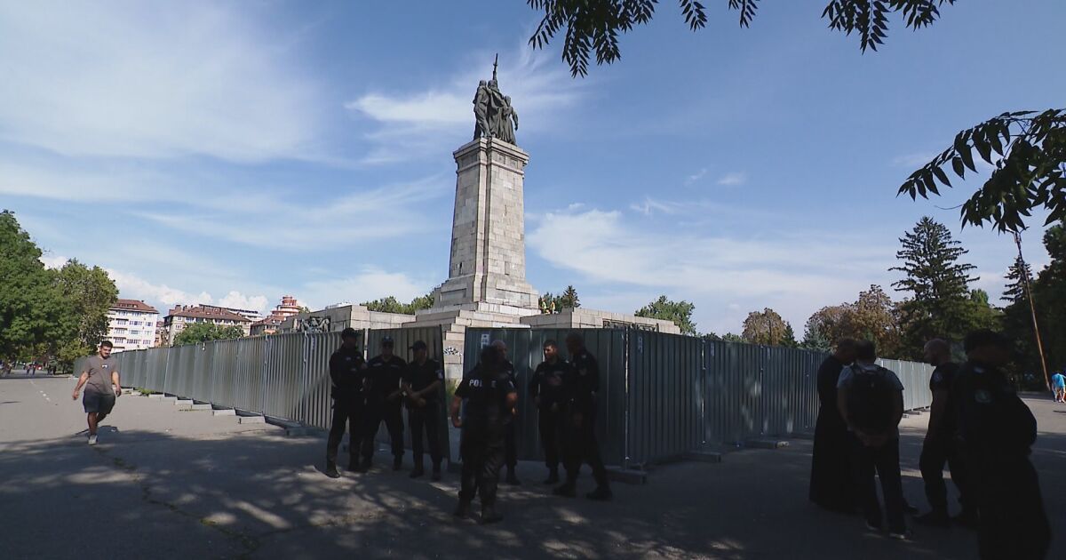 Ограждат скеле около Паметника на Съветската армия, обяви областният управител