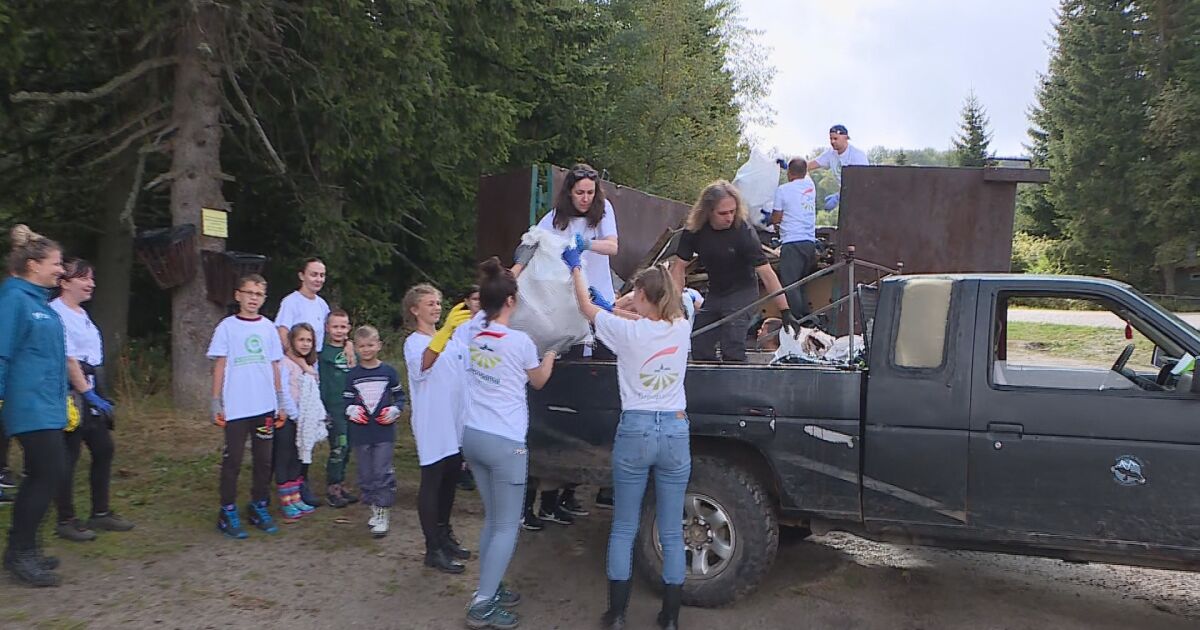 Десетки доброволци се включиха в почистването Природен парк Витоша“. Работата
