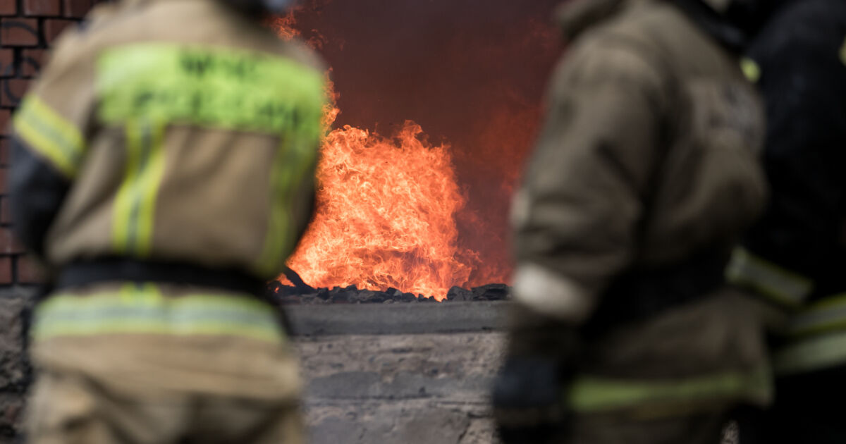 Пожар избухна рано близо до летището и нефтено депо в