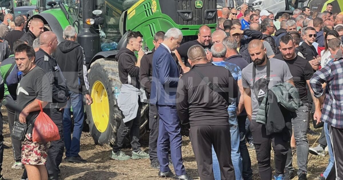 Лидерът на “Възраждане Костадин Костадинов отиде при земеделските производители, които протестират