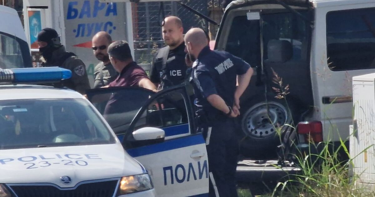 Полицията изкара от пристройка в Стара Загора мъжа, който се