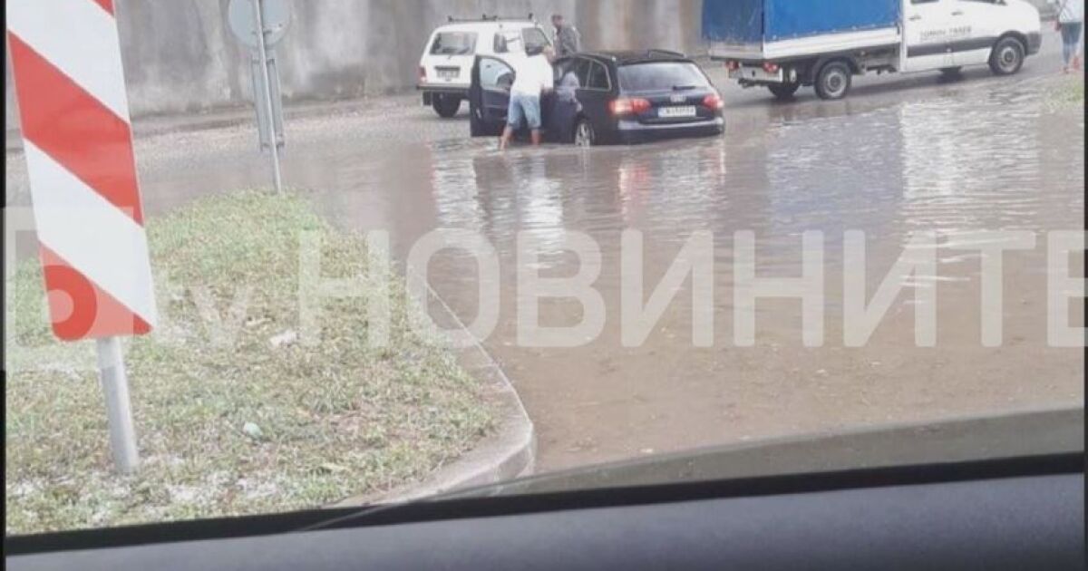 Улици в Смолян останаха под вода след проливен дъжд, който