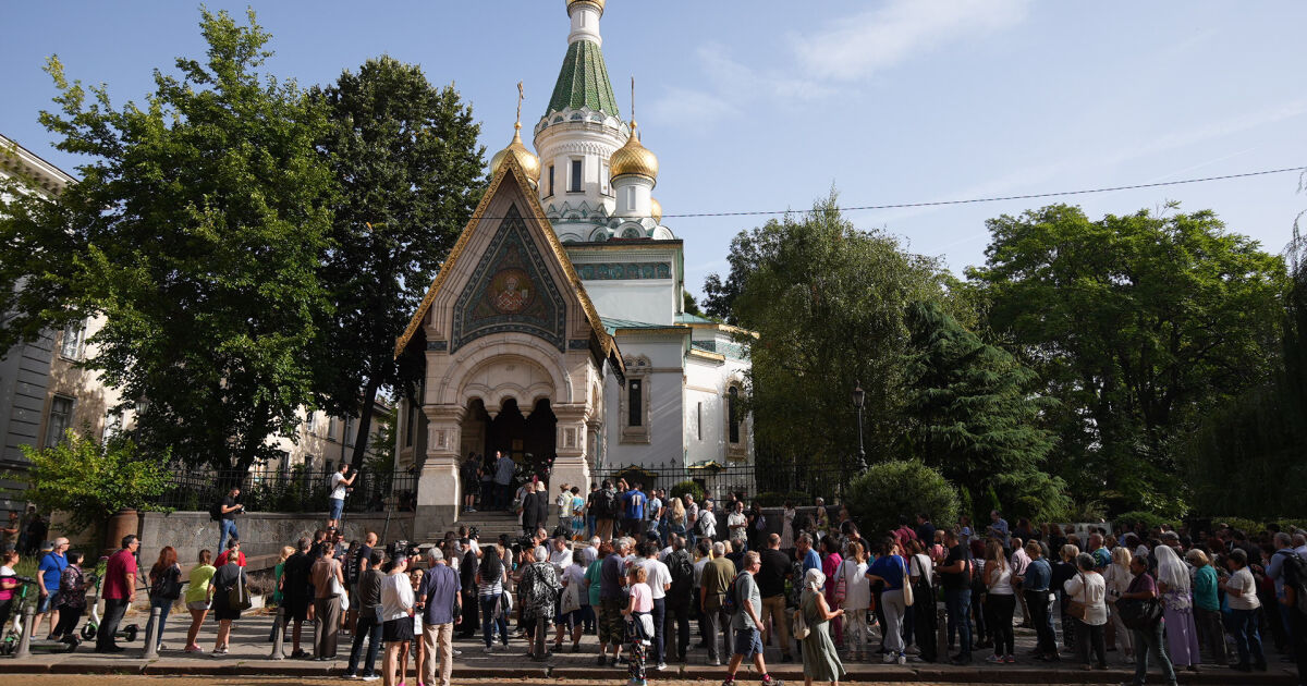 Граждани се събраха и днес пред руската църква в София