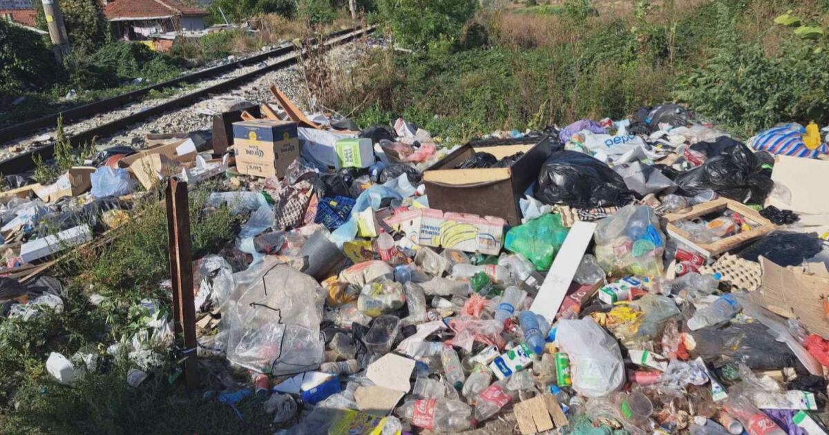 Тонове боклуци са натрупани по железопътната линия София-Перник, която минава