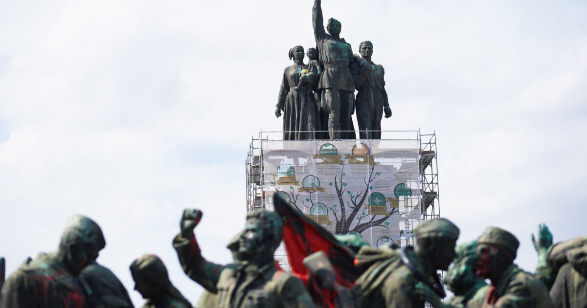 Паметникът на Съветската армия в София осъмна с интересен транспарант.