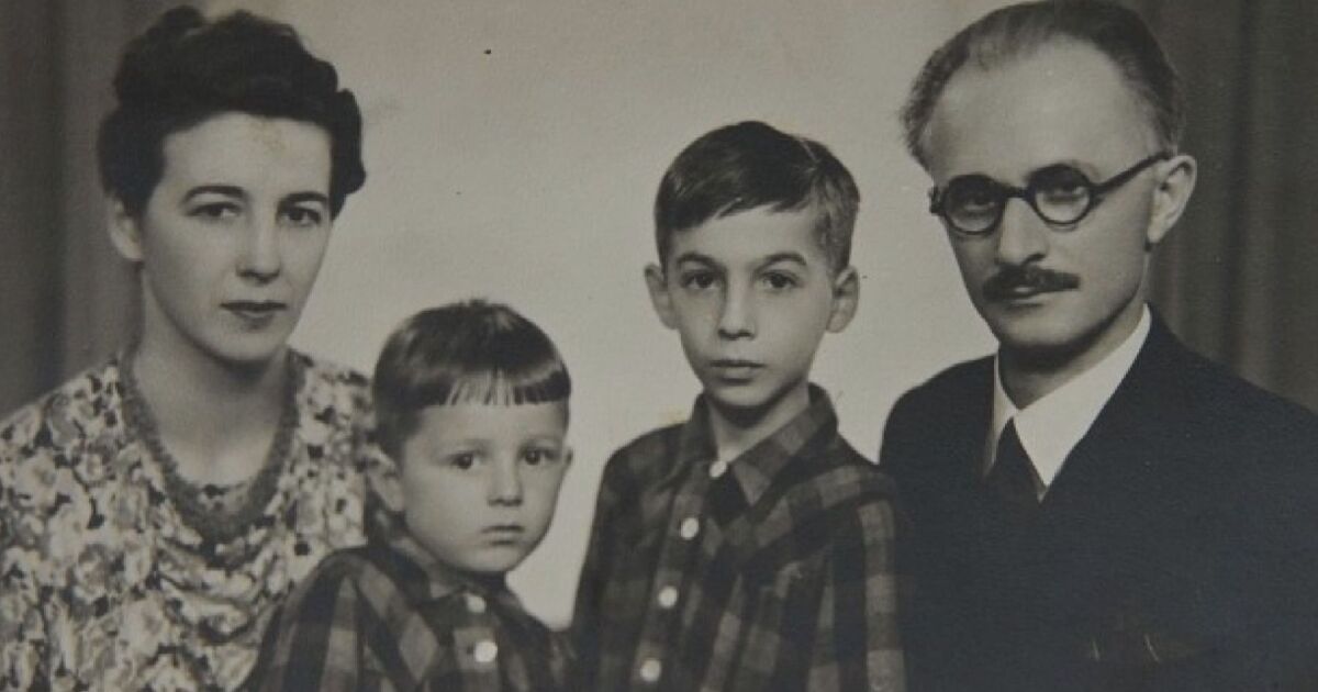 Роднини на писателя Димитър Талев се събраха пред Министерството на