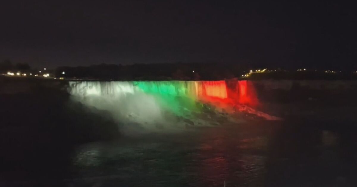  Ниагарският водопад грейна в бяло, зелено и червено, за да