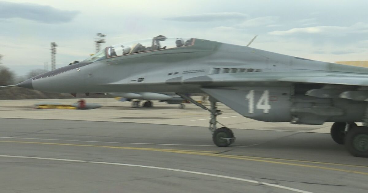 Изтребител F-16, пилотиран от италиански пилот, излетя от авиобаза Граф