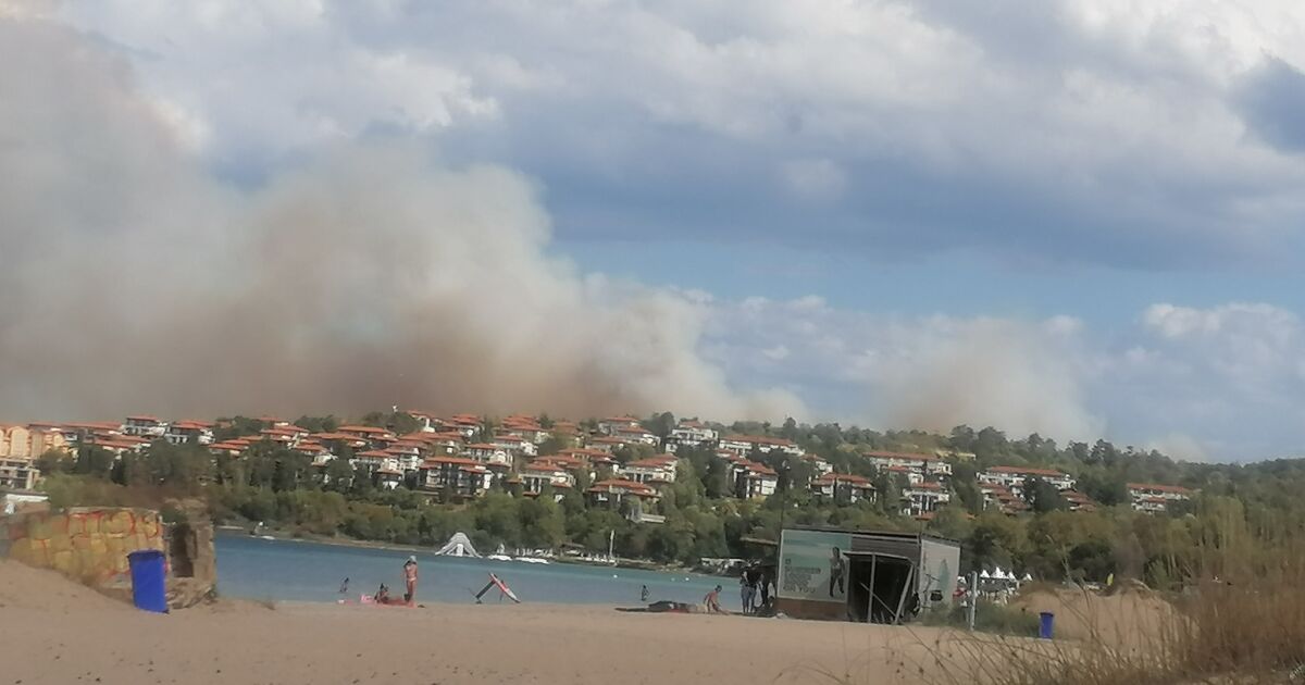 Огромен пожар избухна в гората над Созопол, близо до Каваци.