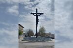 Издигнаха 12-метров кръст с разпнат Христос на кръстовище в Елин Пелин (ВИДЕО)