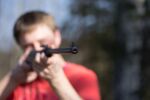 15-годишен се простреля случайно с въздушна пушка