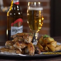 Рецепта за пилешки крилца с бирен глейз, хрупкави картофи и магданозена майонеза от Стилиян