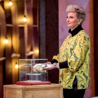 Chef Силвена Роу дава своята златна MasterChef престилка на впечатляващ хоби готвач