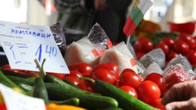 Храните на едро поскъпват: Най-осезателно краставиците и доматите