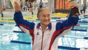 100-годишна жена преплува 1500 метра (ВИДЕО)
