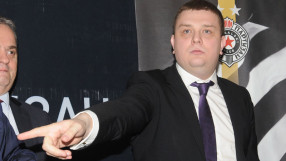 Фенове нападнаха шефа на Валери Божинов. Пострада един от охранителите му