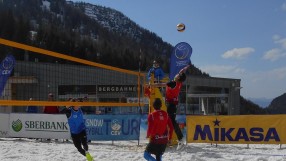 Снегът не е пречка за волейболните ентусиасти (ВИДЕО)