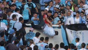 Футболен фен в Аржентина почина след побой и падане от трибуните