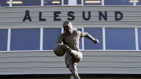 В Норвегия издигнаха статуя на легендарен футболист (СНИМКА)