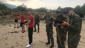 Футболистите на ЦСКА впечатлиха военните с точен мерник (ВИДЕО)