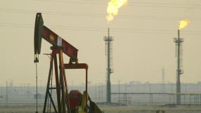 Петролът с лек спад, а газът скочи с 5,3%
