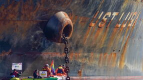 Турските власти продължават да блокират петролни танкери 