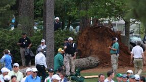 На косъм от трагедия: Огромни дървета едва не убиха зрители на голф турнир (ВИДЕО) 