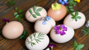 Боядисване на яйца с цветя и люспи лук