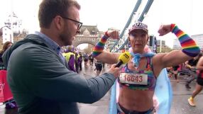Трансджендър отвя 14 000 в маратон при дамите (ВИДЕО)