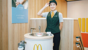 В McDonald's в Япония има мивка за измиване на смартфони (ВИДЕО)