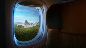 Защо сенниците на прозорците в самолета трябва винаги да са отворени при излитане и кацане?