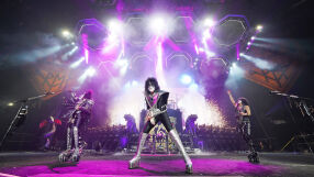 Рок групата Kiss продава марката и песните си за стотици милиони долари (СНИМКИ и ВИДЕО)