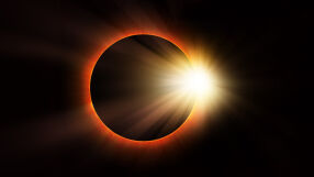 „Провери фактите“: Конспиративните теории около слънчевото затъмнение