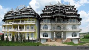 Тибетски покриви, покрити с лого на Mercedes: Къщите на ромските барони в Румъния (ВИДЕО)