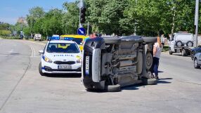 Жена обърна кола по таван на оживено кръстовище в Пловдив (СНИМКA)