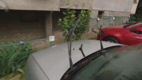 Войната за паркоместа в София: Счупени чистачки и сплашващи бележки