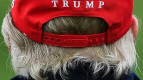 Тръмп призовава „произвеждайте в Америка“, но шапките MAGA идват от... Китай? (ВИДЕО)