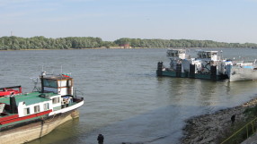 Дунав спада опасно, носи загуби на речния транспорт